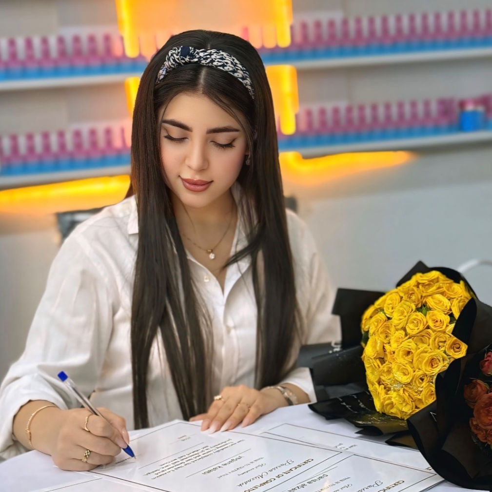آموزش کاشت ناخن پریسا علیزادهدر  کیانشهر شهرک شوش